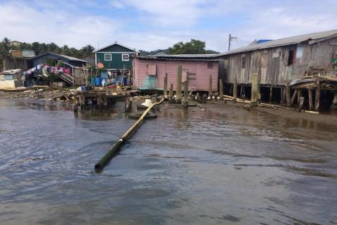 A community vulnerable to coastal climate change and increasing pollution in the Bay Islands, Honduras, 2019. Photo credit: H. W. Weiskel